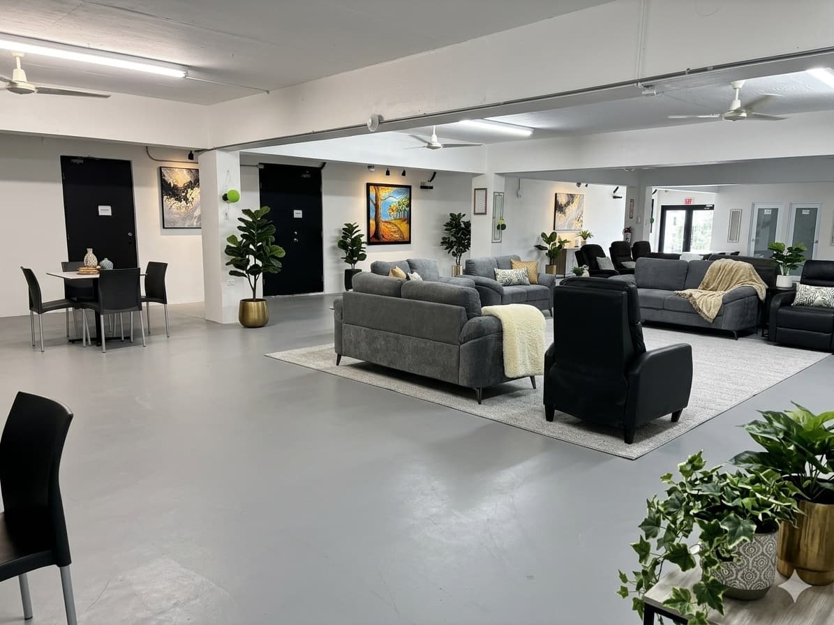 Área de estar con sofás y plantas